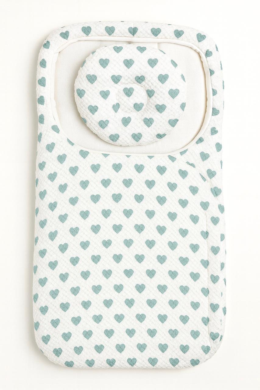 Baby bedding set with green heart print and pillow